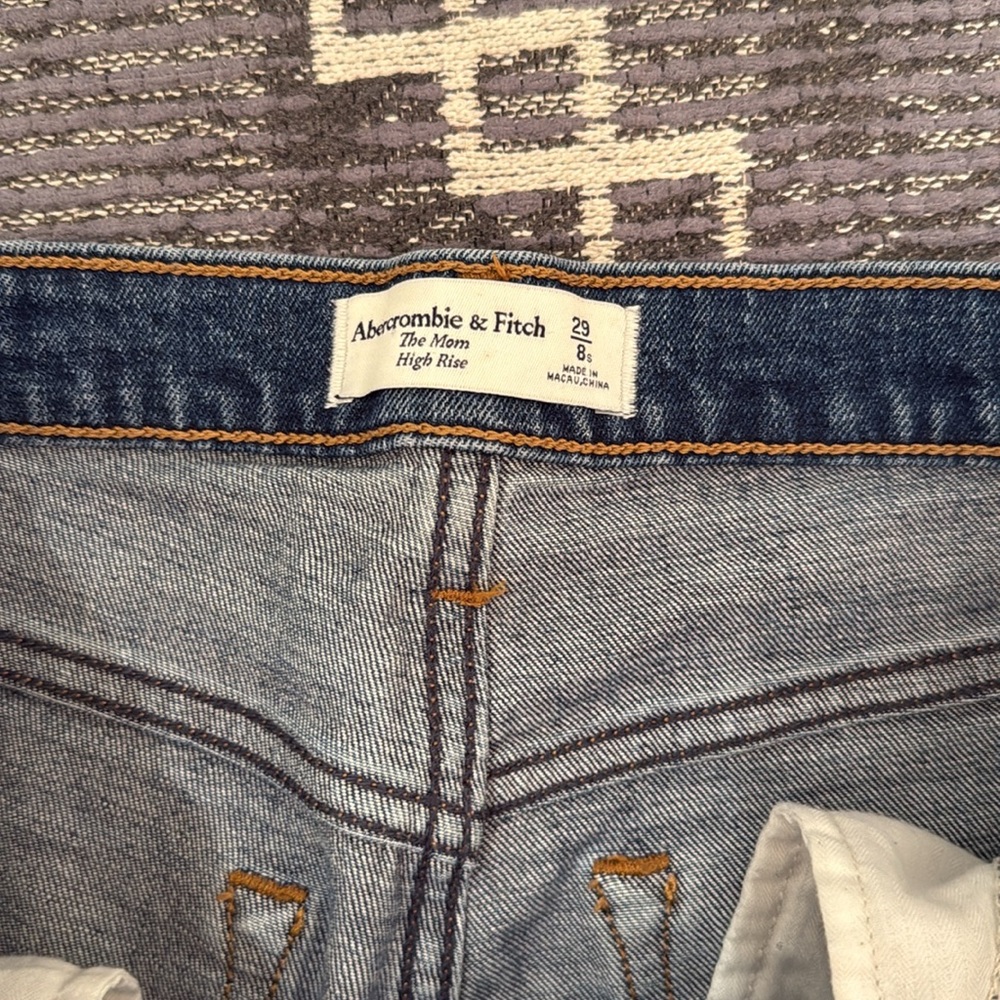 Abercrombie & Fitch The Mom High Rise Jeans Distressed - Picture 3 of 8